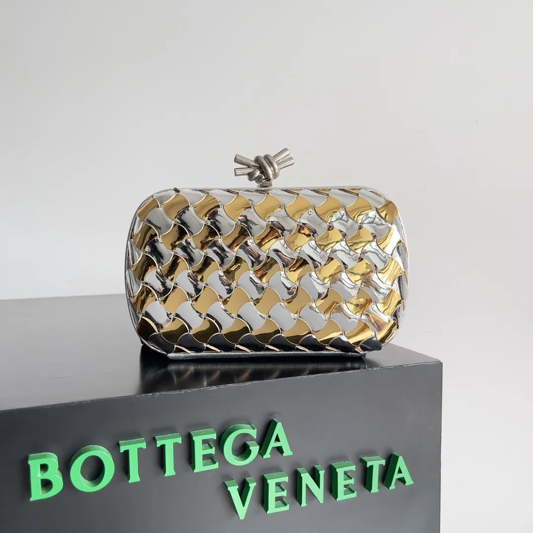 Batch 1960 BOTTEGA VENETA 2024 new women's evening bag. The more complicated weaving process gives it a wavy double pattern. As one of the protagonists of the Holy Way capsule, it shines like the stars on the Christmas tree⭐ Style number: 778500 Size: 20.5*12.5*6